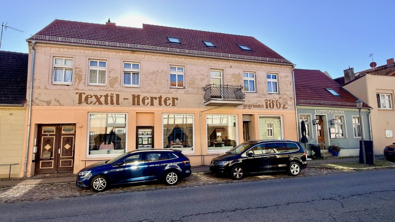 Mehrfamilienhaus mit Gewerbeeinheit voll vermietet Mehrfamilienhaus mit Gewerbeeinheit voll vermietet